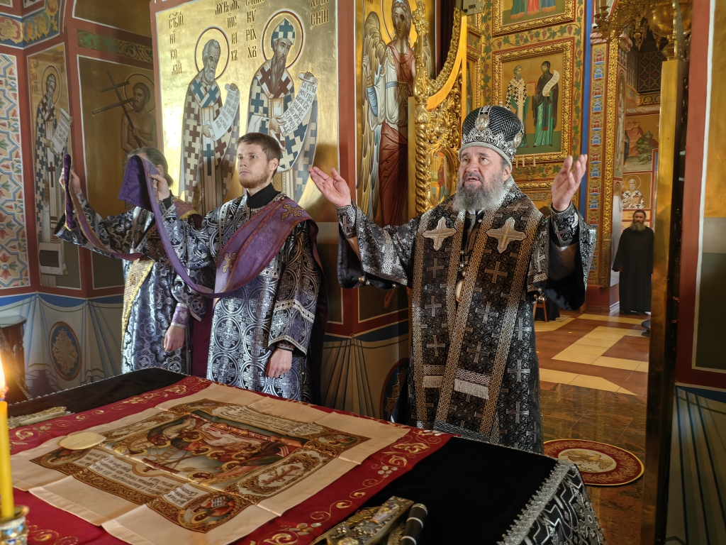 Архиепископ Юстиниан совершил Литургию Преждеосвященных даров в Казанском соборе Элисты 