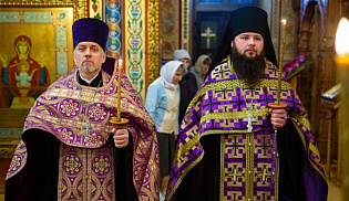 В канун Благовещения архиепископ Юстиниан совершил уставное богослужение в Казанском соборе Элисты