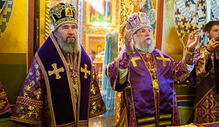 Архиепископ Юстиниан и епископ Иннокентий совершили Литургию в Казанском соборе Элисты 