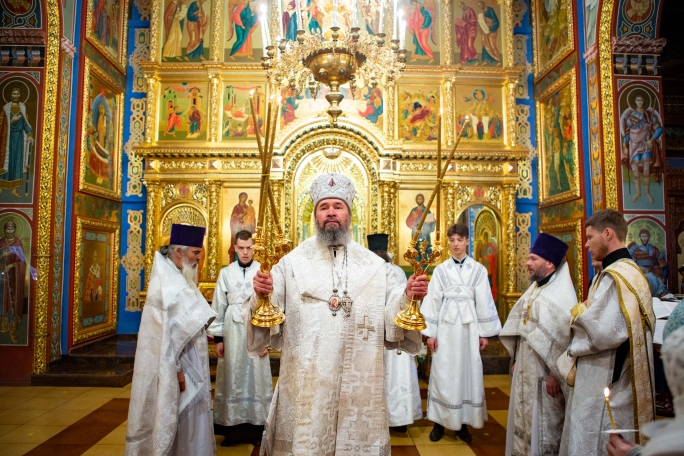 В Лазареву субботу архиепископ Юстиниан совершил Божественную литургию в Казанском соборе Элисты