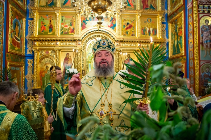 В канун Входа Господня в Иерусалим архиепископ Юстиниан совершил всенощное бдение в Казанском соборе Элисты 